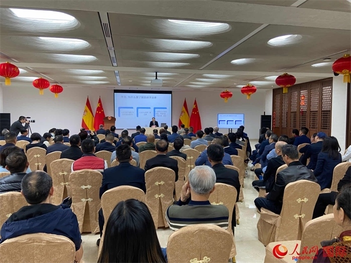 季奕鴻律師主講法律知識。人民網(wǎng)記者 范劍青攝