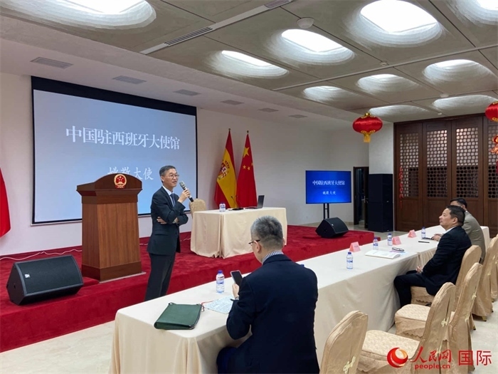 中國駐西班牙大使姚敬在僑界法治講座上致辭。人民網(wǎng)記者 范劍青攝