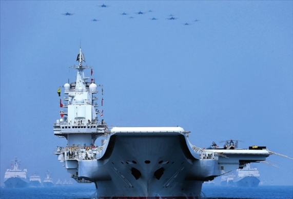 制空作戰(zhàn)梯隊飛越航母編隊上空（2018年攝）。 張雷攝