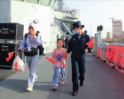 海軍軍艦赴蘇丹緊急撤離我在蘇丹人員。圖為海軍官兵帶領(lǐng)同胞登艦（2023年4月26日攝）。丁家興攝