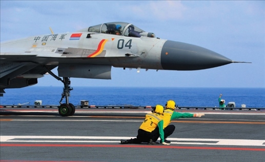 遼寧艦起飛助理作出放飛手勢，殲-15艦載戰(zhàn)斗機(jī)起飛（2020年4月攝）。張凱攝