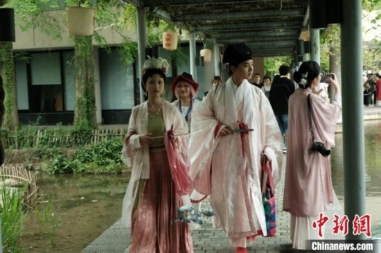 年輕人盛裝過(guò)“漢服節(jié)”。毛瑜 攝