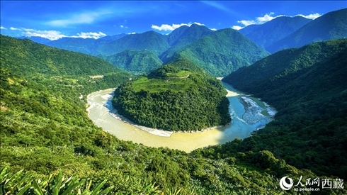 風(fēng)景秀麗、植被繁茂的西藏林芝市墨脫縣果果塘大拐彎。人民網(wǎng)記者 次仁羅布攝
