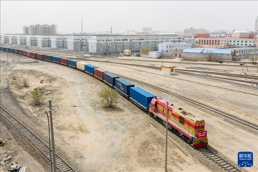 4月21日，中歐班列緩緩駛出二連浩特鐵路口岸（無(wú)人機(jī)照片）。 新華社發(fā)（張海峰攝）