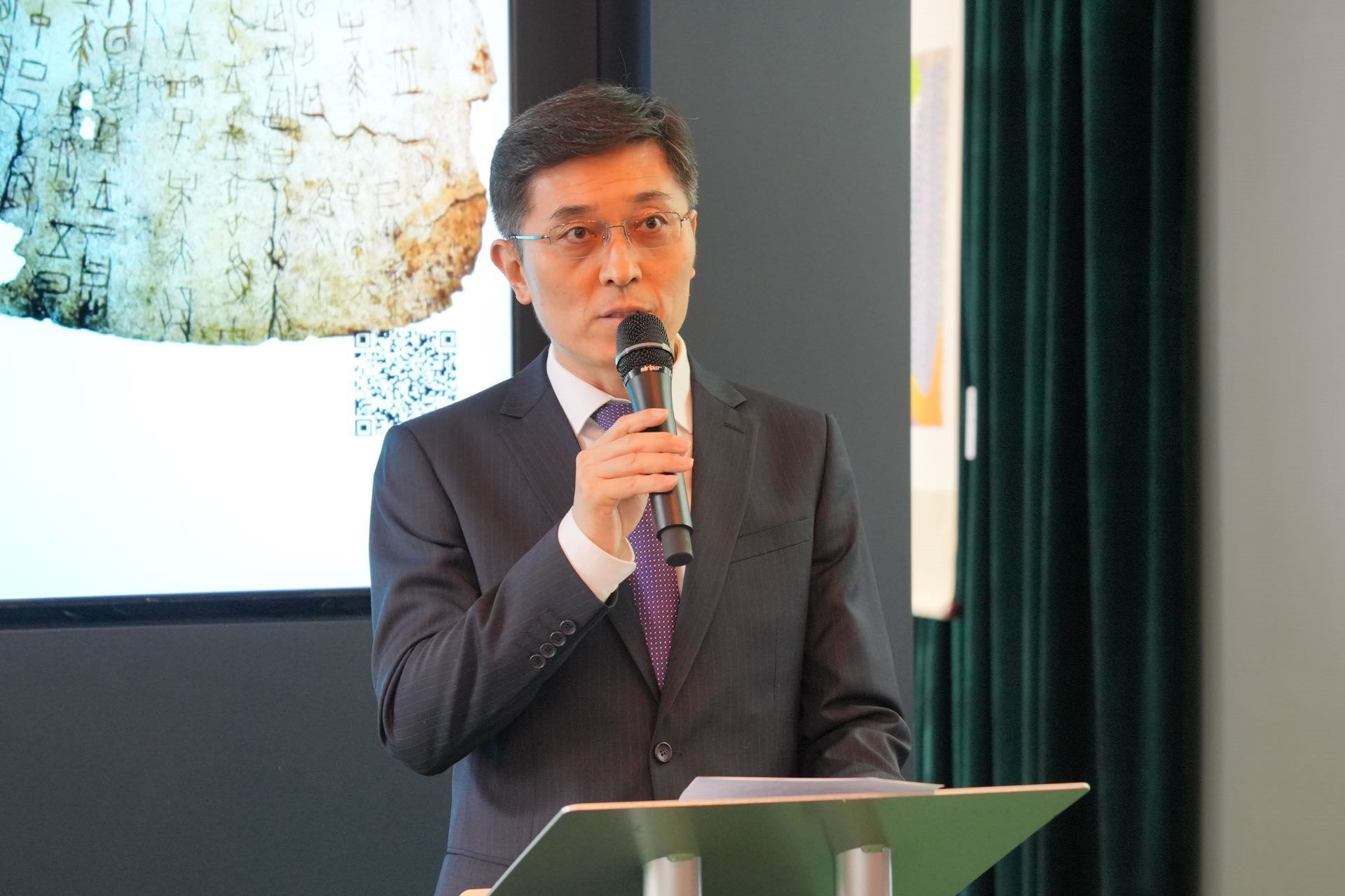 中國(guó)駐英國(guó)使館公使楊曉光致辭。主辦方供圖