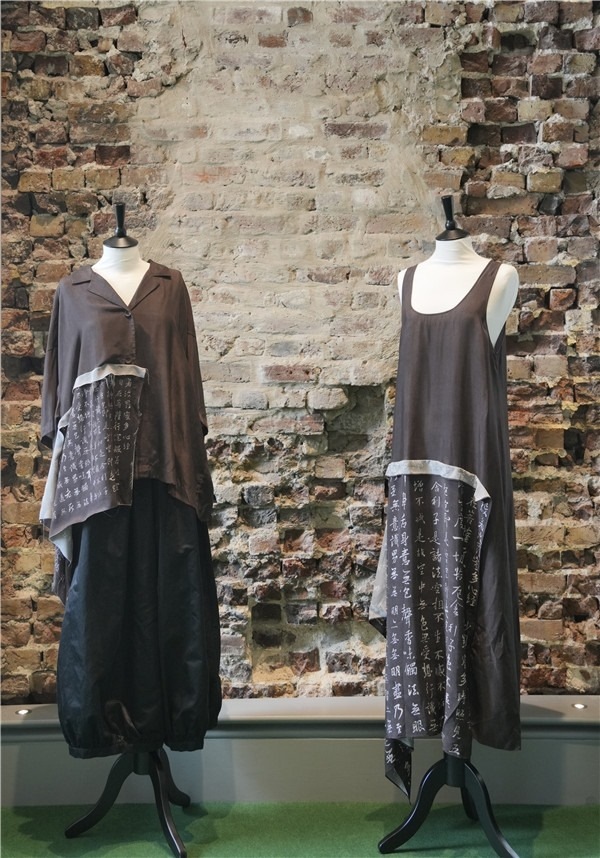 展覽展示的以中國(guó)文字為創(chuàng)作靈感的服裝《心經(jīng)》。主辦方供圖