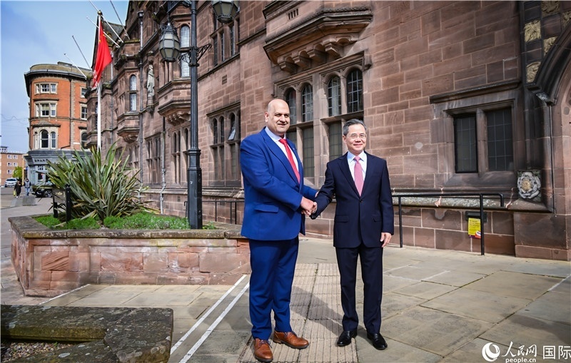 圖為中國駐英國大使鄭澤光在考文垂市政廳會見現場。人民網 郭錦標攝