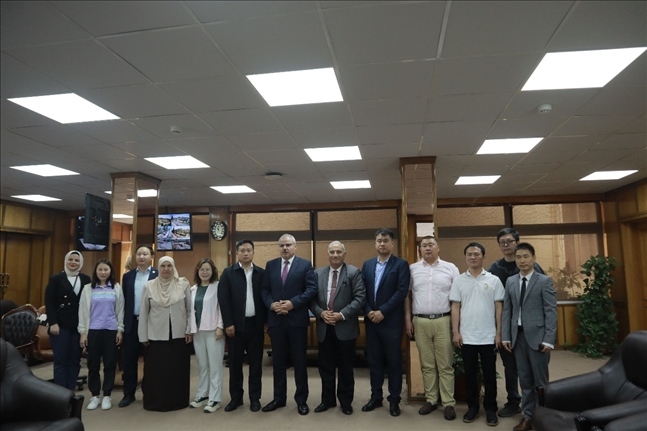 活動(dòng)現(xiàn)場合影。蘇伊士運(yùn)河大學(xué)孔子學(xué)院供圖