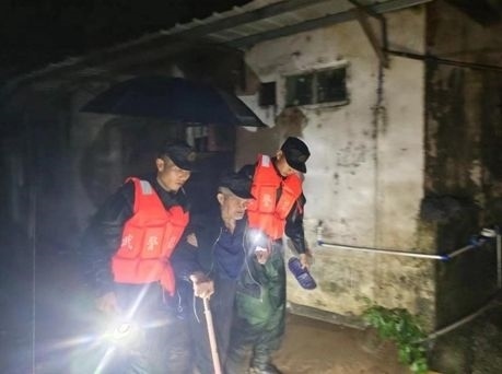 廣東多地出現洪澇災情 部隊官兵全力進行搶險救援