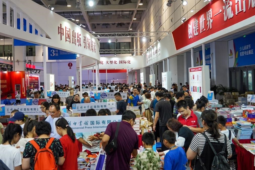 2023年7月31日，在第31屆全國圖書交易博覽會上，讀者在閱覽選購新書。新華社記者 朱崢 攝