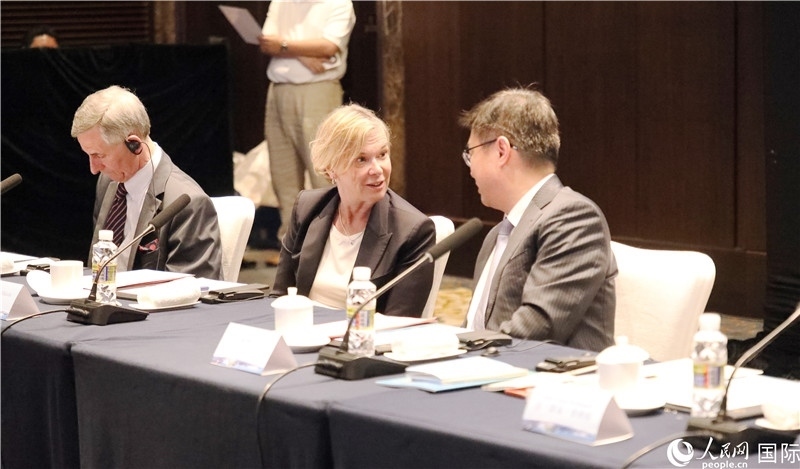 宣介會上，中外官員親切交談。人民網(wǎng)記者趙益普攝