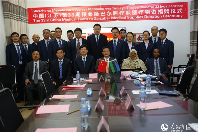 中非雙方代表及醫(yī)療隊(duì)在捐贈(zèng)現(xiàn)場合影。中國援桑醫(yī)療隊(duì)供圖