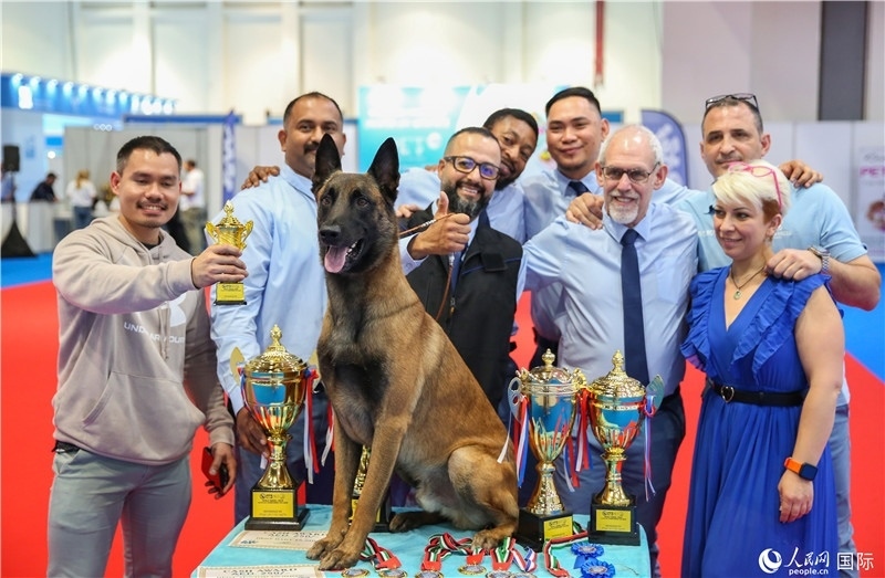 圖為參會嘉賓與獲獎寵物合影，塔里克·易卜拉欣攝