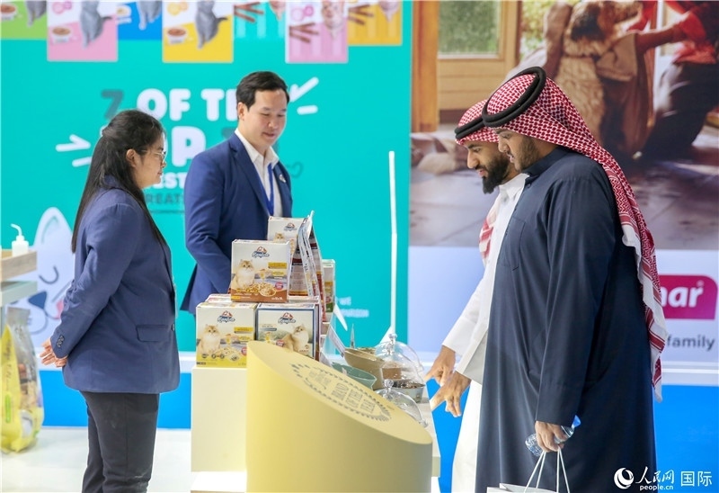 圖為當?shù)乜蜕淘谥袊髽I(yè)展位前參觀，塔里克·易卜拉欣攝 (2)