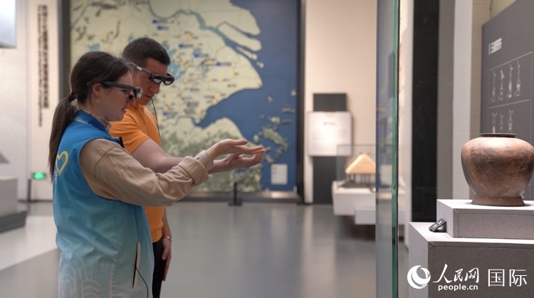 人民網(wǎng)外籍專家在良渚博物院體驗(yàn)AR眼鏡。人民網(wǎng)記者 袁蒙攝