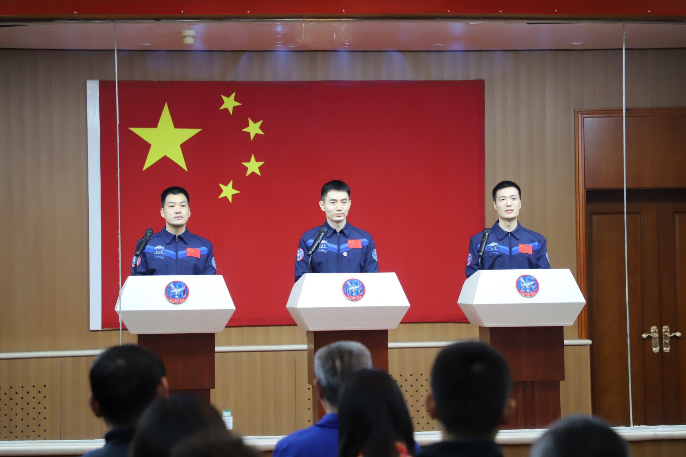 神舟十八號(hào)航天員與中外媒體記者集體見(jiàn)面。人民網(wǎng)記者 黃帆攝