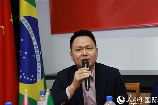 中國(guó)駐里約熱內(nèi)盧總領(lǐng)館副總領(lǐng)事王尉育在座談會(huì)上致辭。人民網(wǎng)記者 陳海琪攝