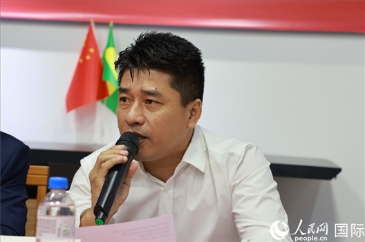 巴西中國(guó)浙江商會(huì)會(huì)長(zhǎng)鄭俠茂在座談會(huì)上致辭。人民網(wǎng)記者 陳海琪攝