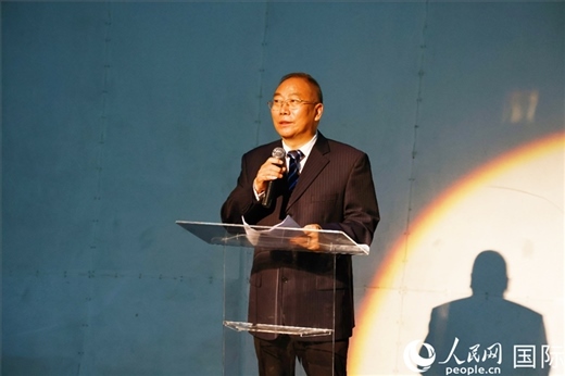 四川省文化和旅游廳副廳長王成平在活動(dòng)現(xiàn)場進(jìn)行旅游推介。人民網(wǎng)記者 陳海琪攝