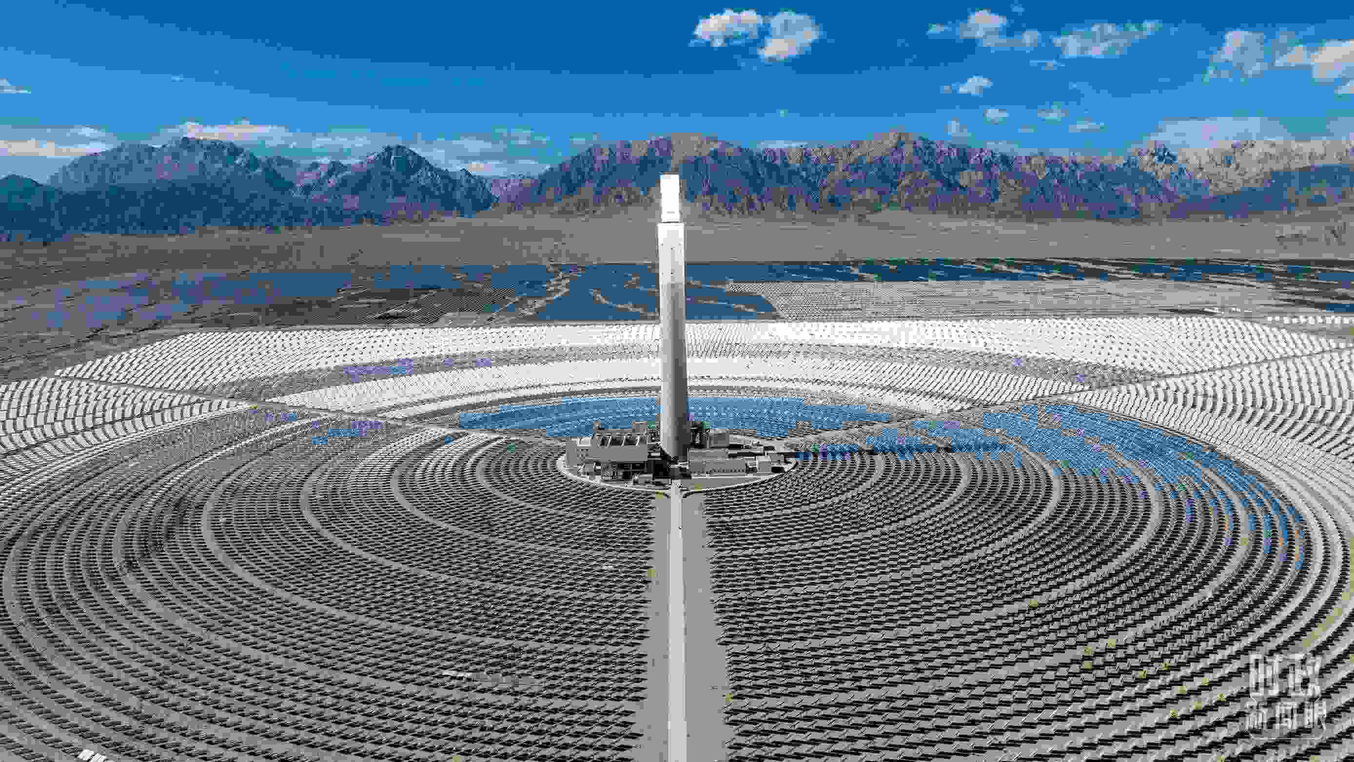 △青海海西德令哈塔式熔鹽儲能光熱發(fā)電廠。（圖/視覺中國）