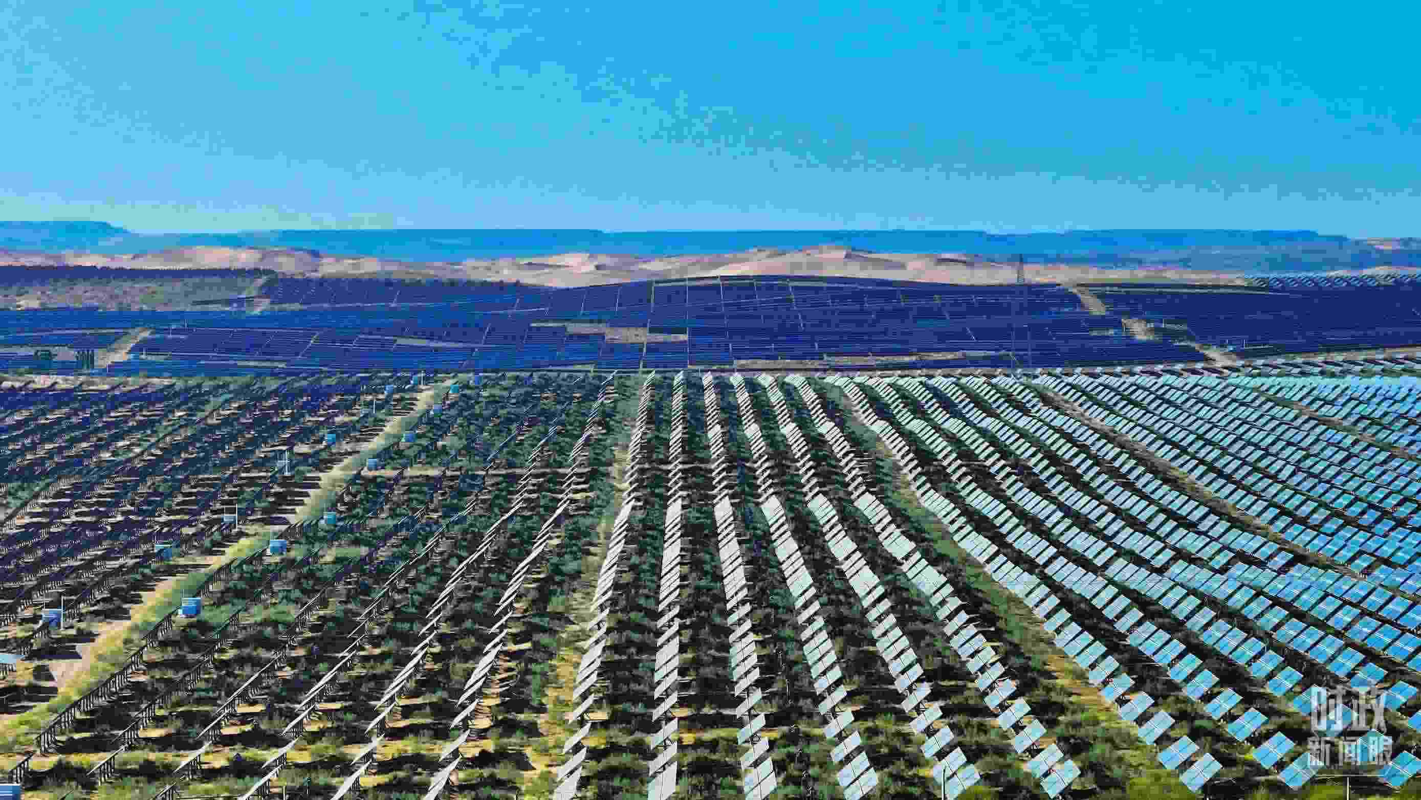 △內(nèi)蒙古鄂爾多斯，庫布其沙漠新能源基地。（圖/視覺中國）