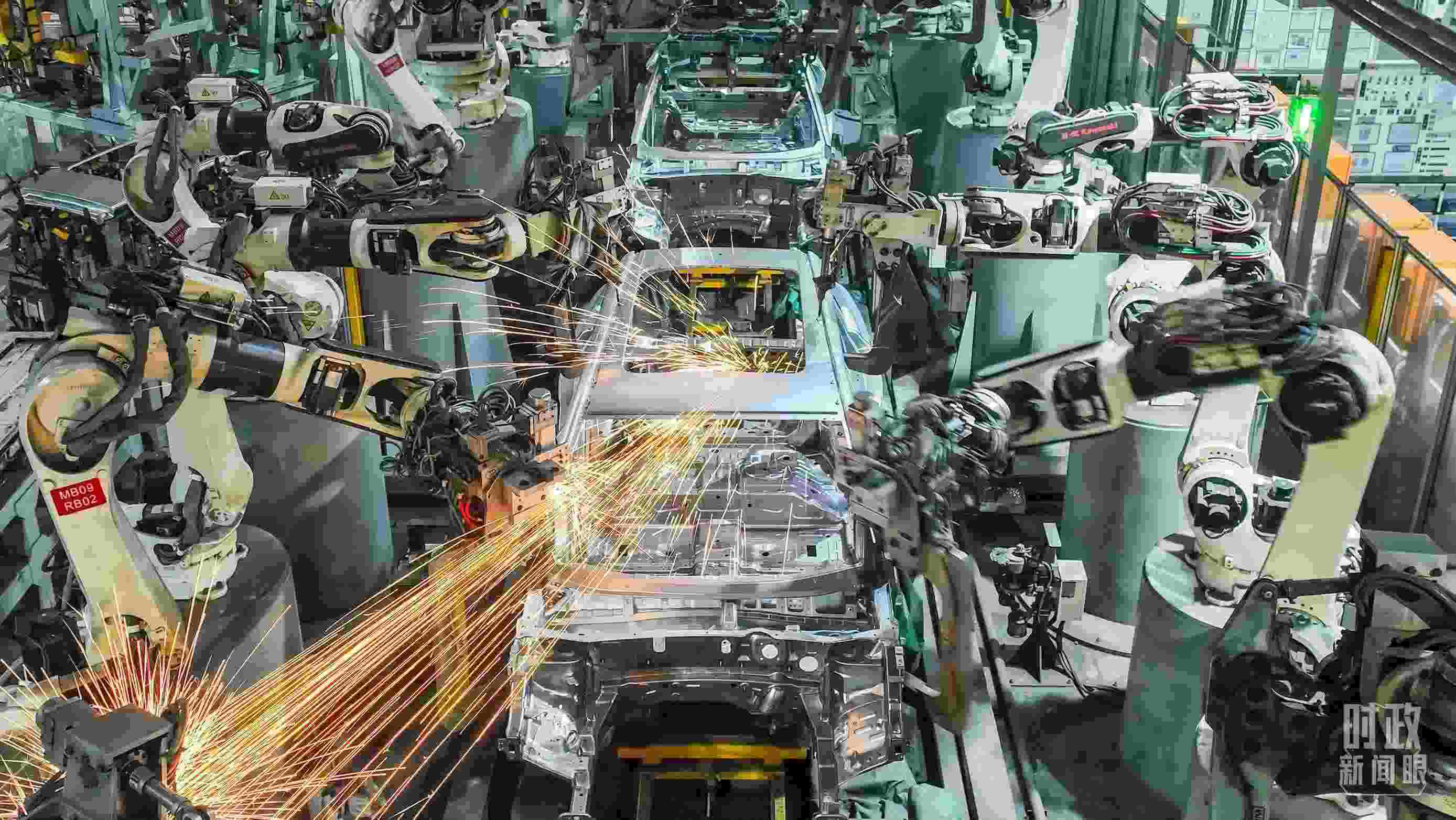  △2024年4月，重慶兩江新區(qū)的一家汽車制造企業(yè)，生產(chǎn)一派繁忙。（圖/視覺中國）