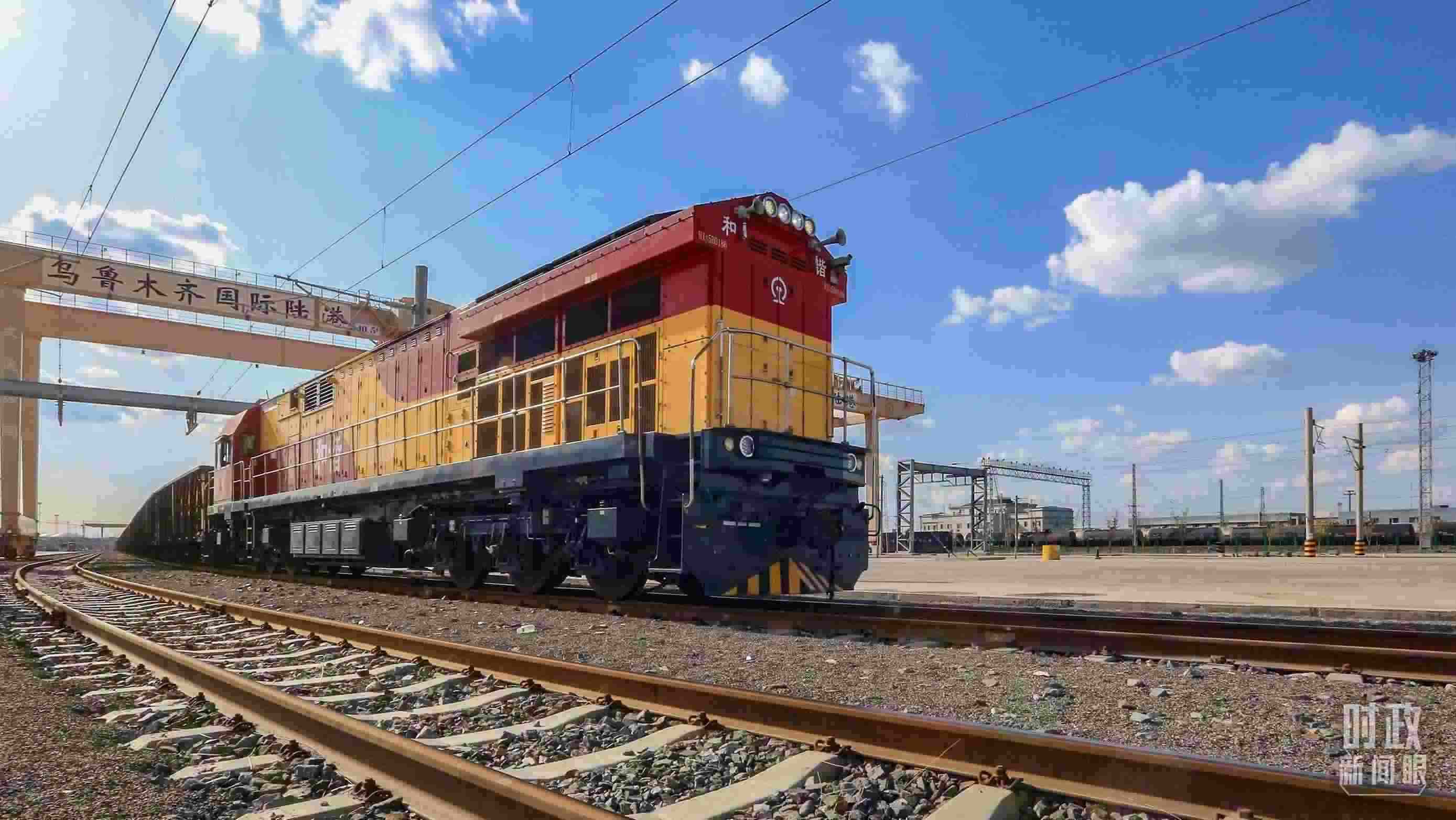 △2024年4月，烏魯木齊國際陸港區(qū)中歐班列“天山號”暢行絲路。（圖/視覺中國）