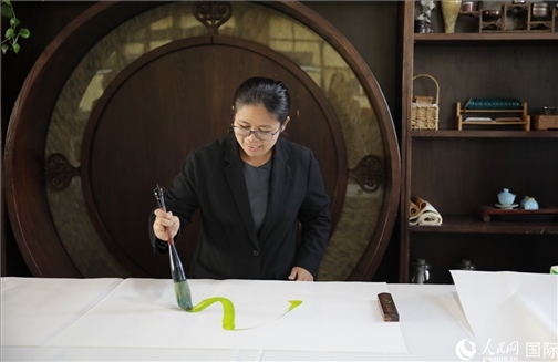 緬甸駐華大使館副館長、公使銜參贊杜欣瑪泰參加《五百筆·瀾湄合作》集體藝術(shù)創(chuàng)作。人民網(wǎng)王婧攝