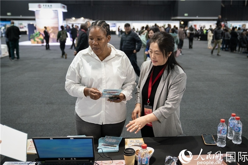 中企工作人員和當(dāng)?shù)厍舐氄呓徽?。希拉茲攝