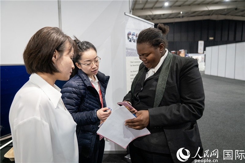 中企工作人員和當(dāng)?shù)厍舐氄呓徽?。希拉茲攝