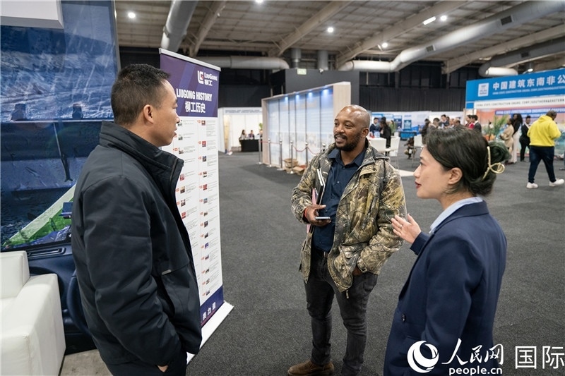 中企工作人員和當(dāng)?shù)厍舐氄呓徽?。希拉茲攝