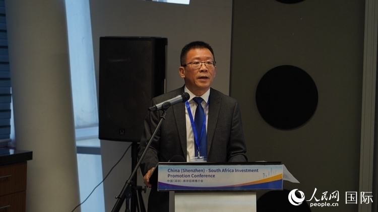 南非中國(guó)經(jīng)貿(mào)協(xié)會(huì)會(huì)長(zhǎng)、中國(guó)銀行約翰內(nèi)斯堡分行行長(zhǎng)張朝陽(yáng)致辭。人民網(wǎng) 劉暢攝