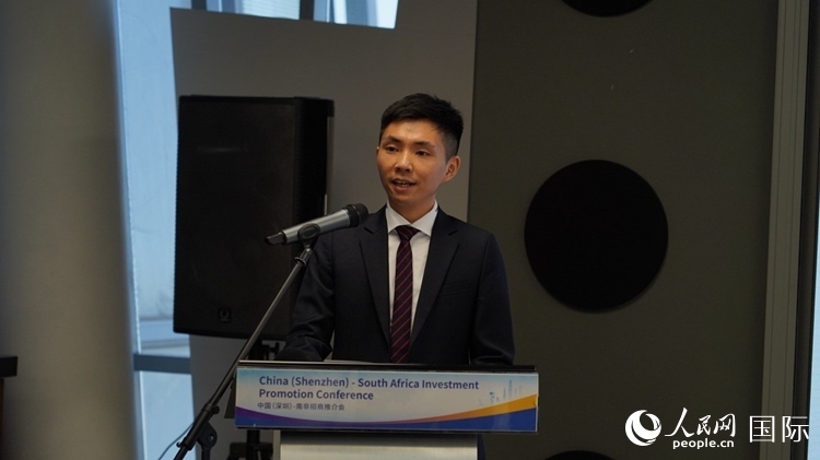 深圳市黃金珠寶首飾行業(yè)協(xié)會(huì)副會(huì)長(zhǎng)李澤鋒介紹深圳市黃金珠寶產(chǎn)業(yè)發(fā)展情況。人民網(wǎng) 劉暢攝