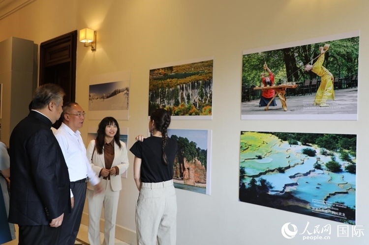 四川省文化和旅游廳副廳長王成平、墨西哥松林文化中心展覽部主任盧西亞·恩里克斯·岡薩雷斯·薩拉維亞、墨西哥中國文化中心主任石岳文參觀圖片展。拍攝者為墨西哥分社外籍雇員埃內(nèi)斯托·多明戈斯