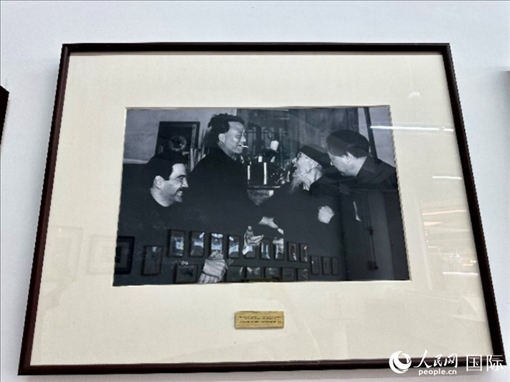 萬徒勒里（左一）與艾青、蕭三、齊白石的老照片。人民網記者 周雨攝