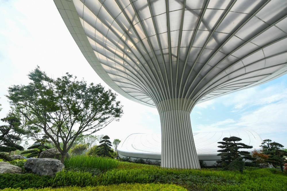 這是2024年4月22日拍攝的成都世園會主會場入口處的“芙蓉花”底部，它兼具收集雨水、循環(huán)利用的功能。新華社記者 王曦 攝