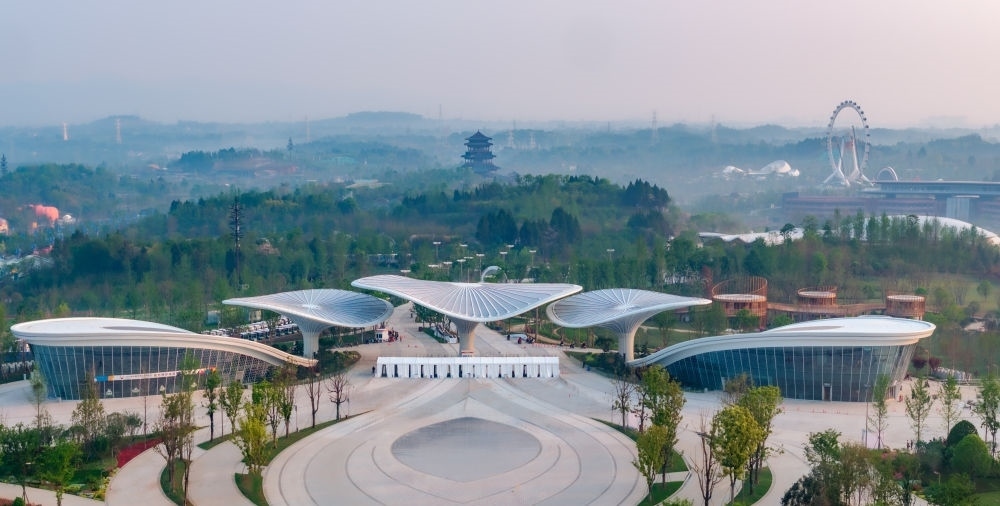 這是成都世園會主會場入口（無人機(jī)照片，2024年4月14日攝）。新華社記者 江宏景 攝