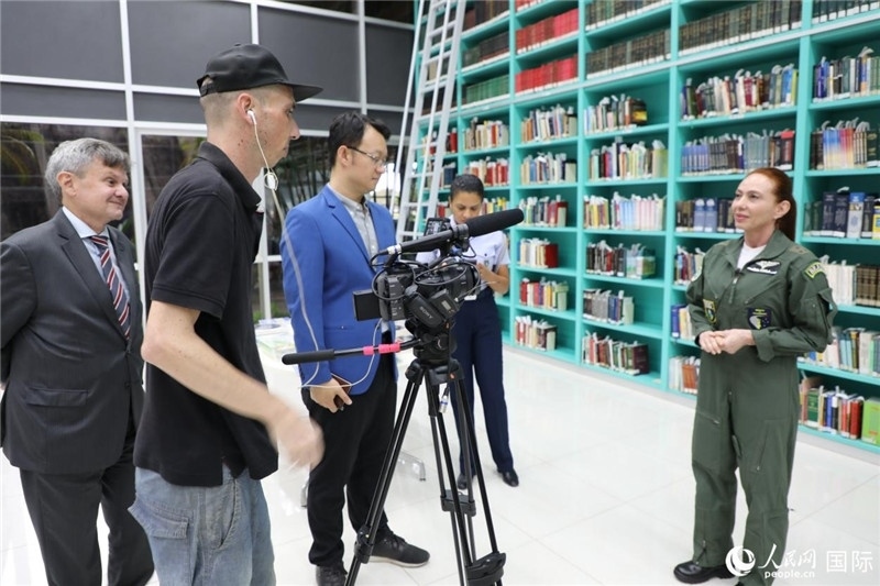 巴西高等防務(wù)學(xué)院院長(zhǎng)卡拉·利里奧·馬丁斯接受了人民網(wǎng)的視頻采訪。 人民網(wǎng)記者 陳一鳴攝