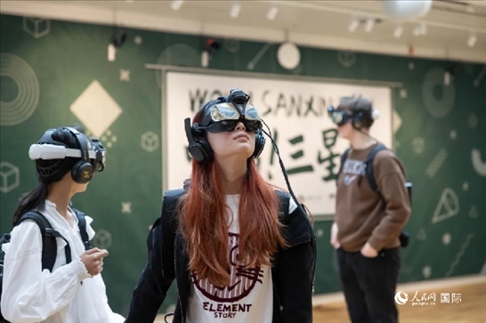 體驗(yàn)三星堆VR文化。中國駐瑞典大使館供圖