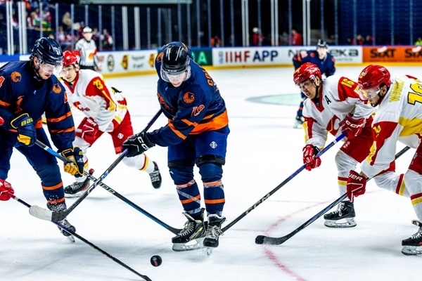 雙方球員爭搶。圖片來源：國際冰聯(lián)