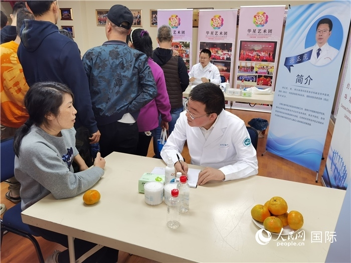 中醫(yī)專家為當(dāng)?shù)厝A僑華人提供中醫(yī)咨詢和診療服務(wù)。 （本報記者 楊謳 攝）