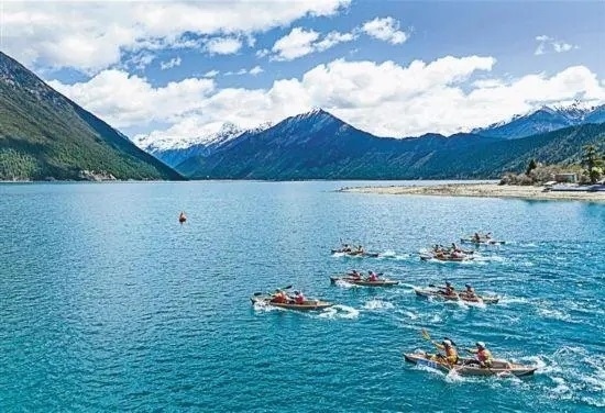 2024年4月20日，2024年巴松措國際漂流公開賽的選手在比賽中。 新華社記者 孫非攝