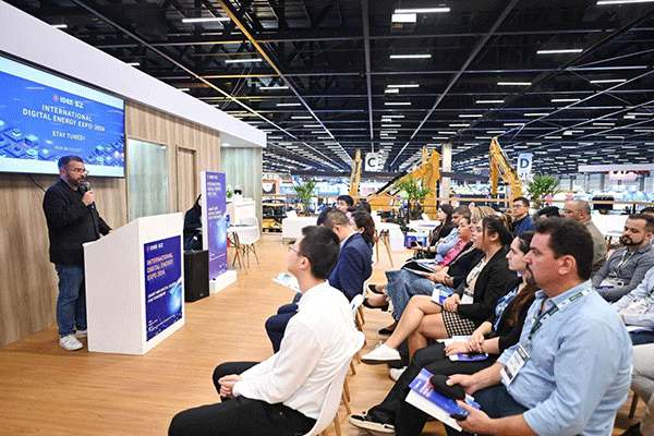 當地時間4月26日，深圳市發(fā)展和改革委員會在巴西圣保羅國際工程機械及礦山機械展上舉行專題推介會，介紹將于今年下半年在深圳市舉辦的2024國際數字能源展。 2024國際數字能源展組委會供圖