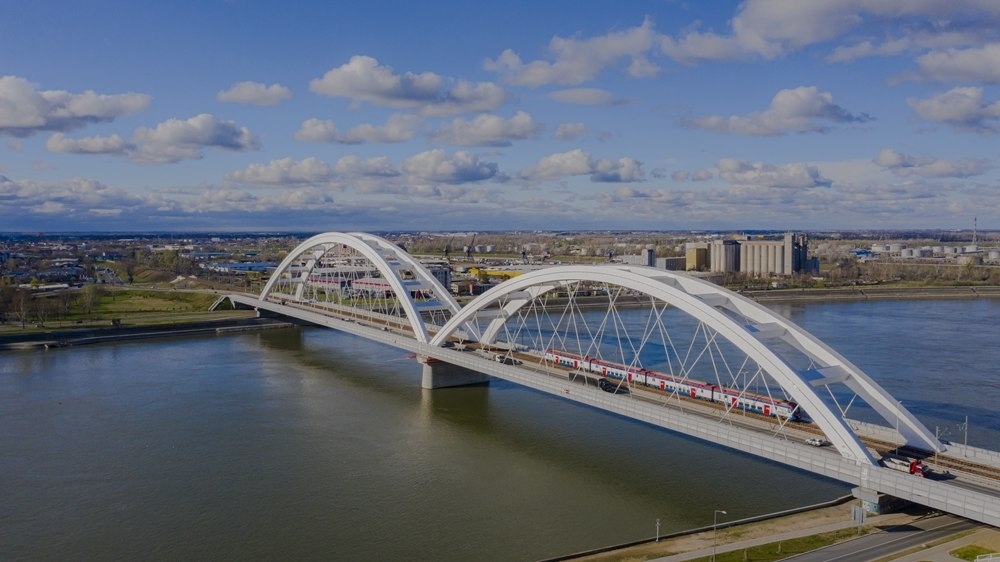 2024年3月12日，一列火車運行在匈塞鐵路塞爾維亞境內(nèi)貝諾段諾維薩德多瑙河大橋上（無人機(jī)照片）。新華社發(fā)（任衛(wèi)云攝）