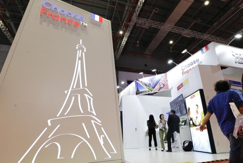 2019年11月5日，第二屆中國國際進(jìn)口博覽會在上海國家會展中心開幕。這是參觀者走過法國國家館。新華社記者 張玉薇 攝