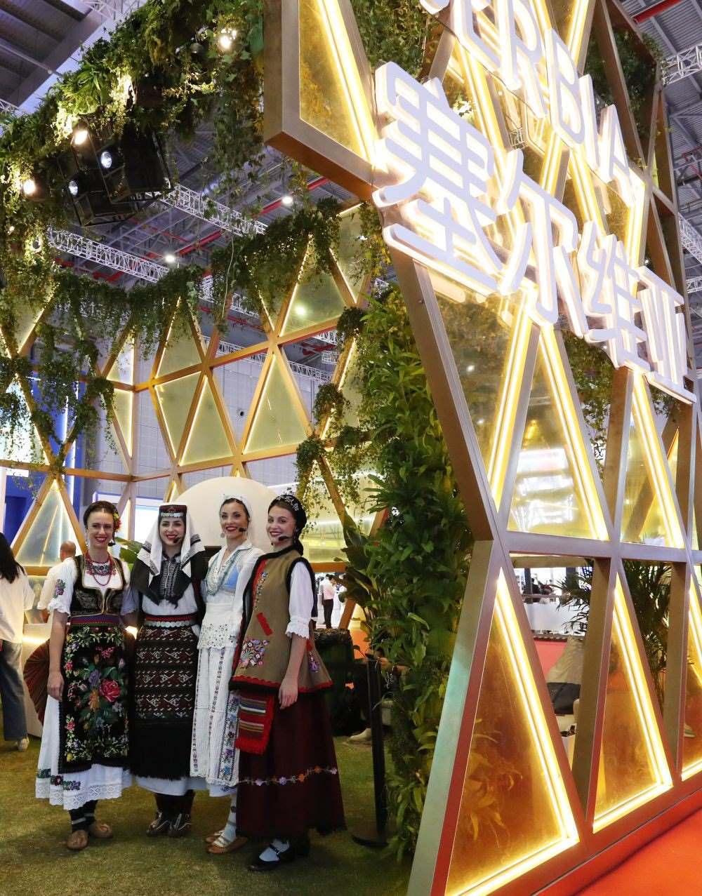 2023年11月6日，身著傳統(tǒng)服飾的演職人員在上海進(jìn)博會國家展塞爾維亞展臺迎接參觀者。第六屆進(jìn)博會國家展全面恢復(fù)線下舉辦，洪都拉斯、塞爾維亞、越南、南非、哈薩克斯坦作為本屆進(jìn)博會主賓國在國家展亮相。新華社記者 方喆 攝