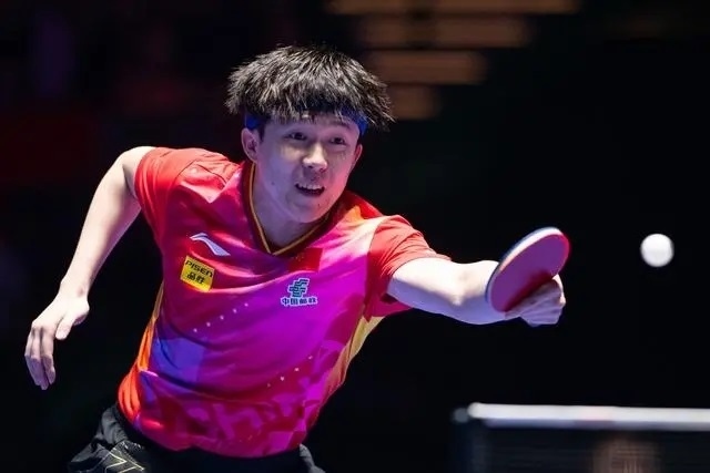 2024年4月15日，王楚欽在澳門世界杯比賽中回球。新華社記者 張金加攝