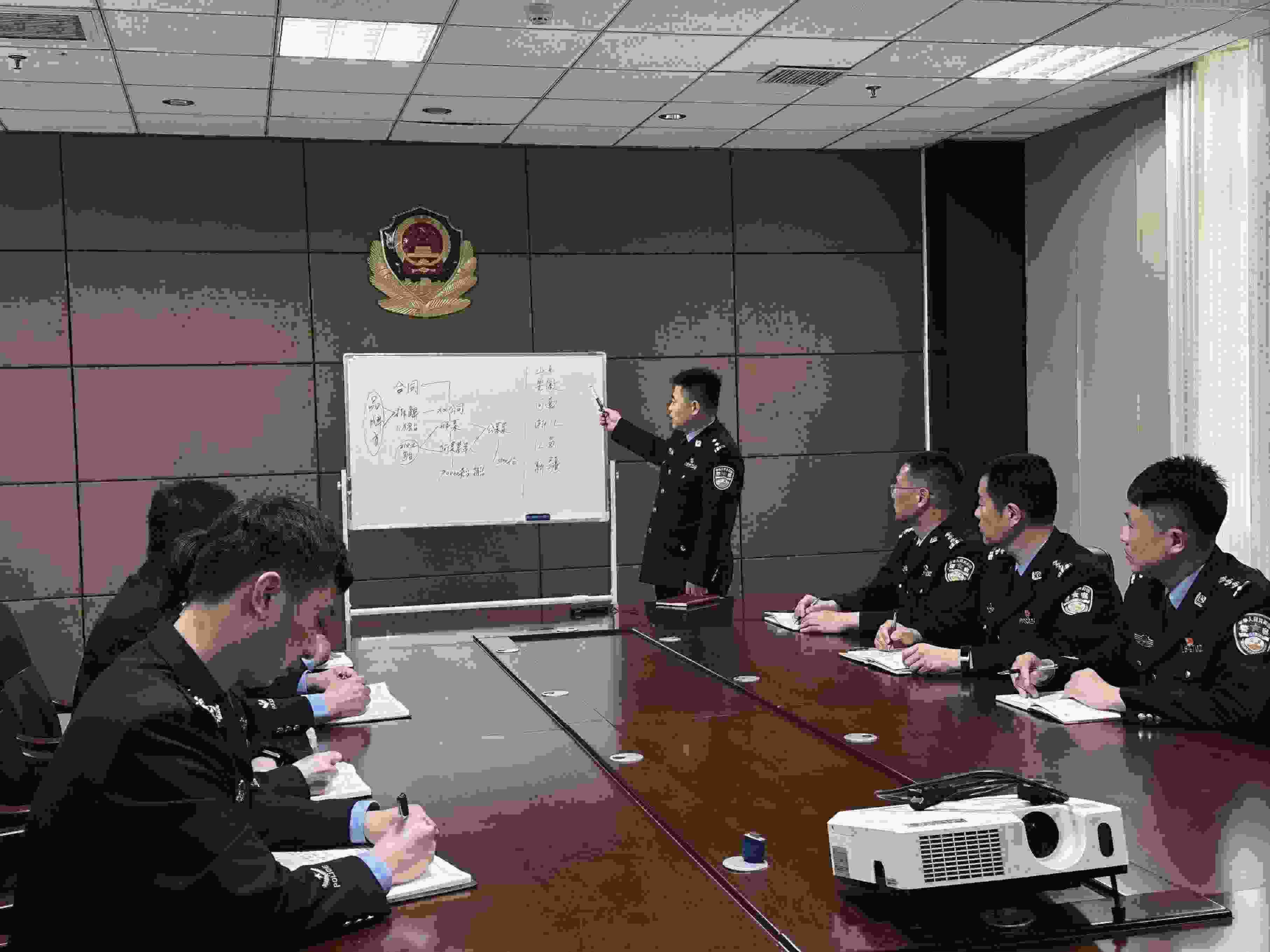 專(zhuān)案組辦案民警介紹案情。人民網(wǎng)記者 郝萍攝