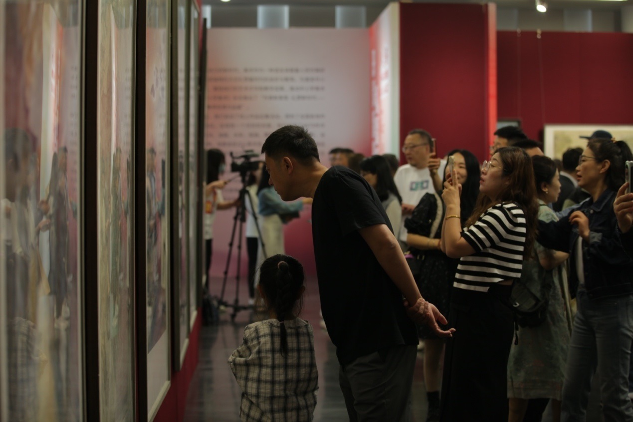 嘉賓及教研員、教師代表參觀展覽。主辦方供圖