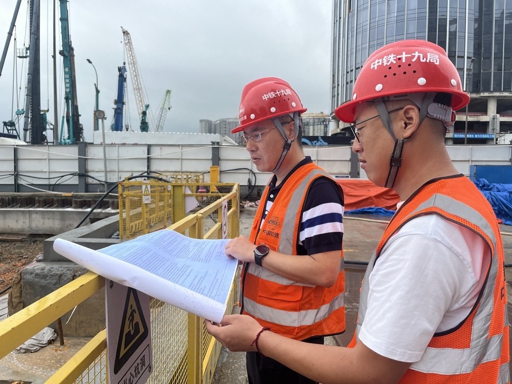 2024年4月26日，深圳市五一勞動獎?wù)芦@得者、中鐵十九局軌道公司項目副經(jīng)理夏荔（左）在穗莞深城際鐵路前皇段皇崗口岸站建設(shè)現(xiàn)場忙碌。新華社發(fā)